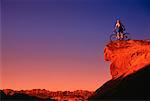 Le VTT au coucher du soleil Moab, Utah, Etats-Unis