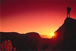 Silhouette du randonneur au coucher du soleil Moab, Utah, Etats-Unis