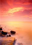 Littoral rocheux au coucher du soleil près de Cable Head, North Shore, Prince Edward Island, Canada