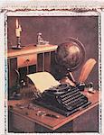 Schreibtisch mit Schreibmaschine und Globus