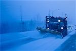 LKW Schaufeln Schnee bei Dämmerung Toronto, Ontario, Kanada