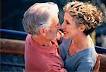 Mature Couple embrassant sur Ferry