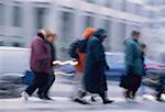 Verschwommene Sicht von Menschen zu Fuß im freien im Winter Calgary, Alberta, Kanada