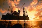 Silhouette der Offshore-Öl-Produktion am Südchinesischen Meer Sonnenuntergang