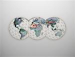 Trois Globes de fil affichant les Continents du monde
