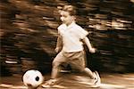 Vue brouillée de garçon jouant au Soccer