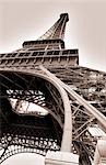 En regardant vers le haut la tour Eiffel, Paris, France