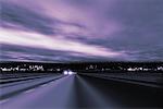 Fahrzeug auf der Autobahn bei Nacht