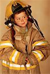 Des Kindes Feuerwehrmann tragen einheitliche