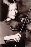 Jeune fille jouant violon