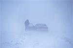 Mann stand außerhalb Auto im Schneesturm Süd-Ontario, Kanada