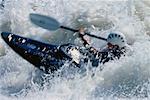 En eau vive, kayak de rivière des Outaouais, en Ontario, Canada
