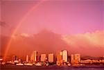 Regenbogen über der Skyline der Stadt Honolulu, Hawaii, USA