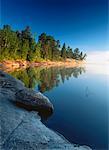 Lac Caddy et arbres Parc Provincial de Whiteshell (Manitoba), Canada