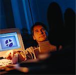 Geschäftsmann mit Computer im Büro in der Nacht