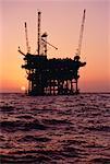 Offshore Oil perceuse au coucher du soleil en Californie, USA