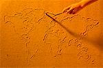 Carte du monde dessin main dans le sable