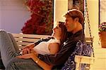 Couple assis sur une balançoire en plein air