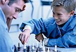 Père et fils, jouer aux échecs