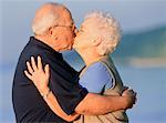 Mature Couple baiser en plein air