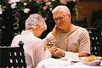 Älteres Paar, die Austausch von Geschenken an Outdoor-Café