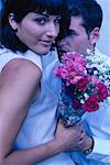 Couple Holding Bouquet de fleurs