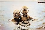 Porträt von Kindern, die das Tragen von Schutzbrillen in Wasser