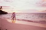 Couple sur la plage au coucher du soleil