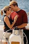 Couple embrassant sur bateau