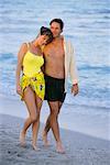 Couple en maillot de bain, marchant sur la plage