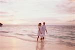 Vue brouillée de Couple marchant sur la plage
