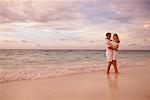 Couple embrassant le Bahamas Beach