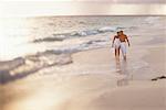 Älteres Paar Walking am Strand-Bahamas