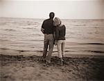 Vue arrière du Couple d'âge mûr debout sur la plage