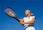 Mature femme jouant au Tennis