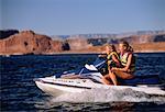 Mère et fille sur Jet Ski Lake Powell, Arizona, USA