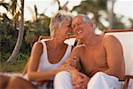 Mature Couple rire à l'extérieur des Bahamas