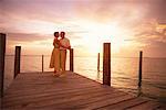 Mature Couple dansant sur le quai au coucher du soleil