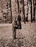 Portrait de famille dans les bois en automne
