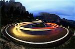 Sentiers de lumière automobile au crépuscule près de col de Sella, Dolomites, Italie du Nord, Italie