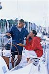 Paar sprechen auf Segelboot