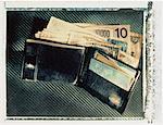 Brieftasche mit internationalen Währung gefüllt