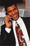 Portrait d'homme d'affaires en utilisant le téléphone cellulaire à l'extérieur
