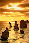 Les douze apôtres sur la Great Ocean Road, au coucher du soleil, Victoria, Australie