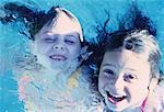 Portrait de jeunes filles dans la piscine