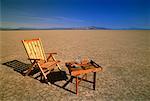 Chaises longues, Table et verre de l'eau dans le désert au Nevada, USA