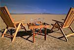 Chaises longues, Table et verres d'eau dans le désert au Nevada, USA