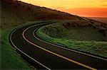 Gebogene Highway bei Sonnenuntergang Maui, Hawaii, USA