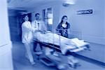 Patient sur Gurney en cours se précipita vers la salle d'urgence à l'hôpital