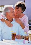 Mature Couple Embracing au café en plein air